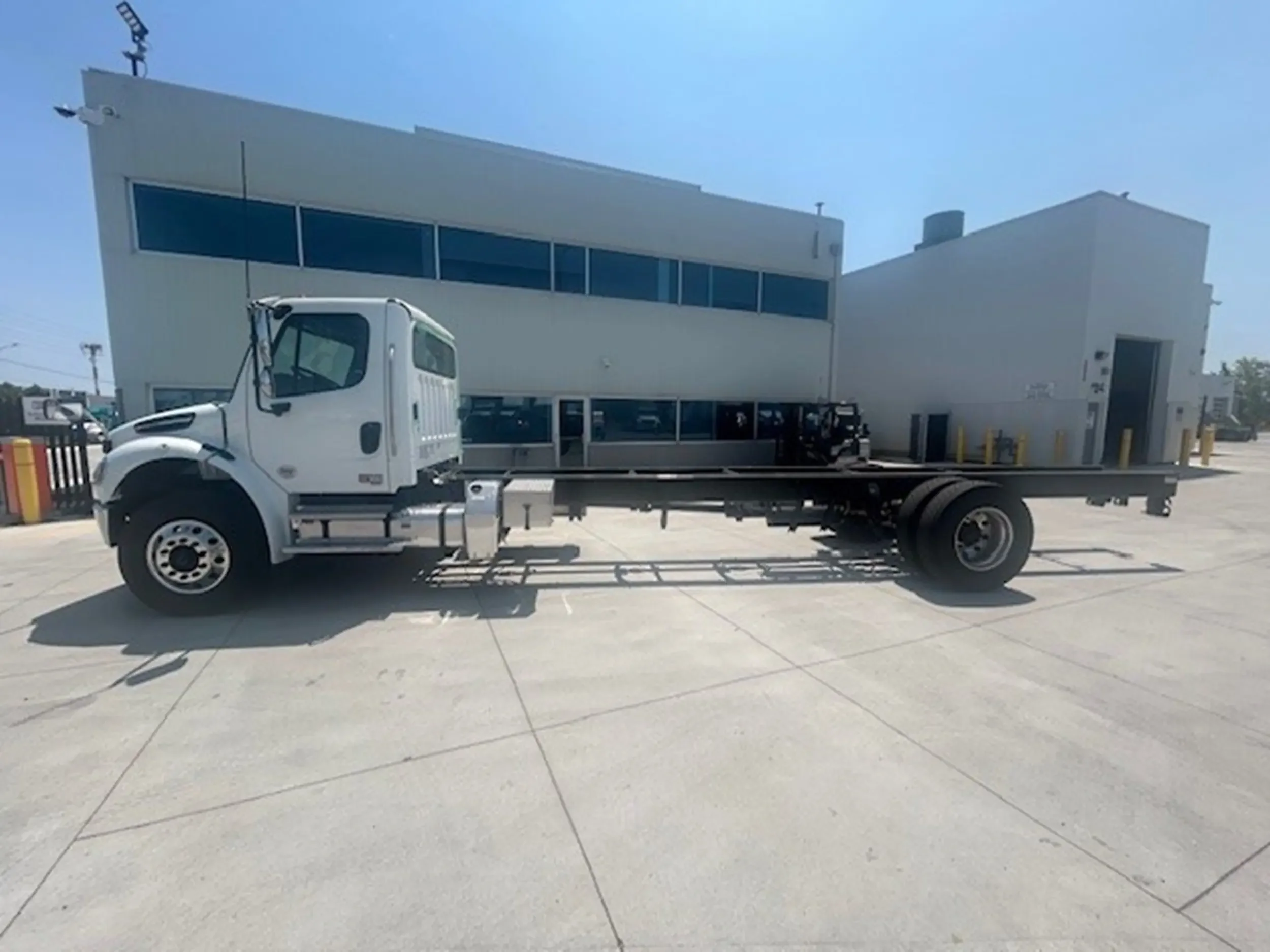 2026 Freightliner M2 106 - image 4