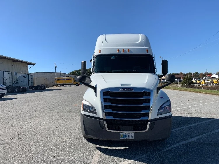 2021 Freightliner Cascadia in Greensboro, NC — photo 2