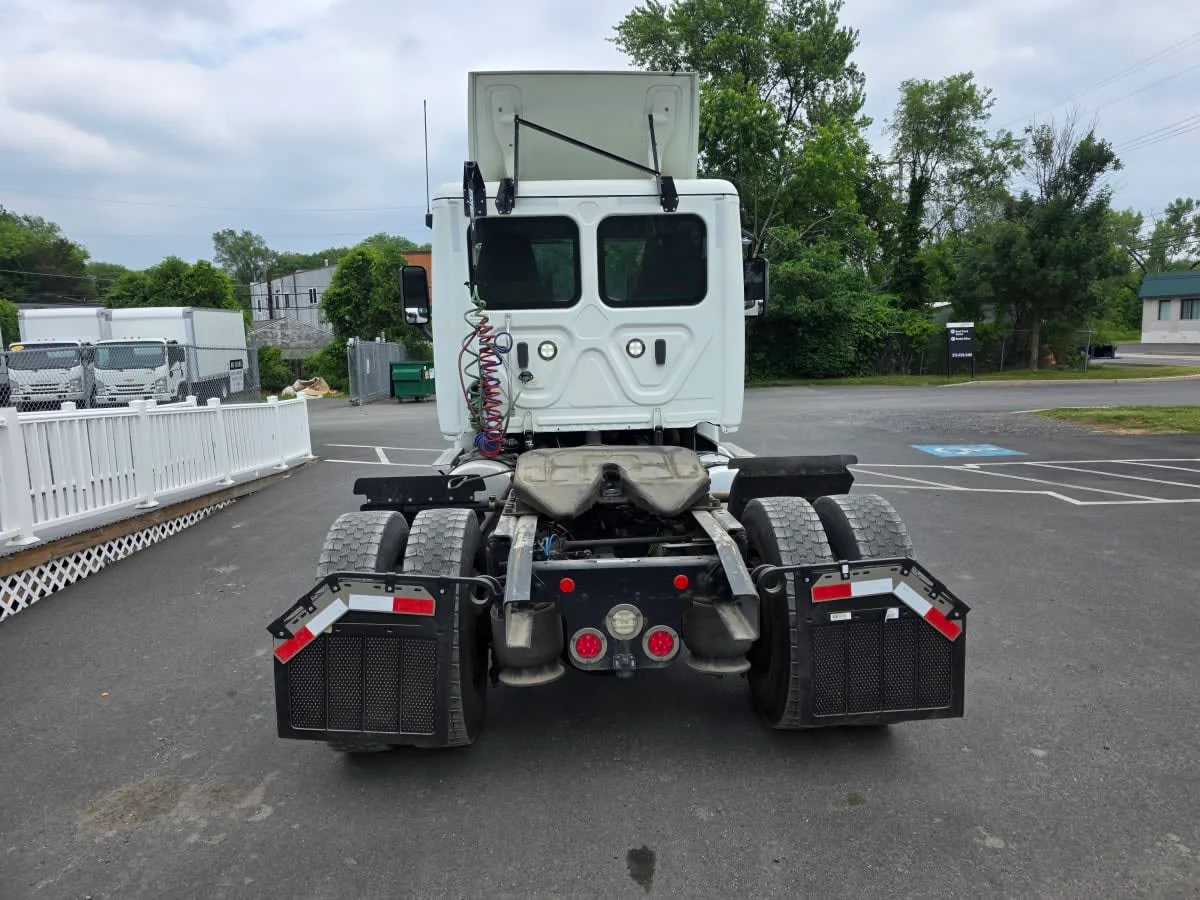 2019 Freightliner Cascadia in Bensalem, PA — photo 5