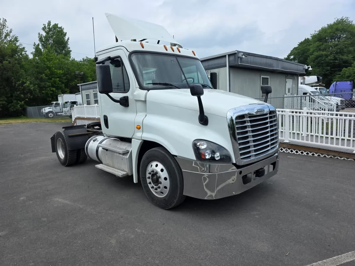 2019 Freightliner Cascadia in Bensalem, PA — photo 3