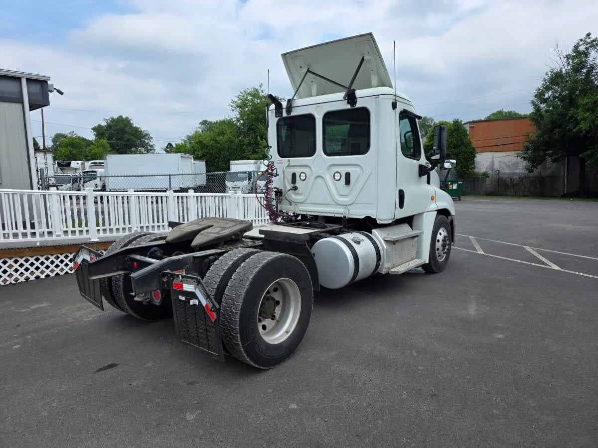 2019 Freightliner Cascadia in Bensalem, PA — photo 4