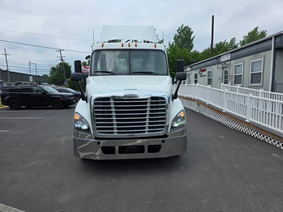 2019 Freightliner Cascadia in Bensalem, PA — photo 2