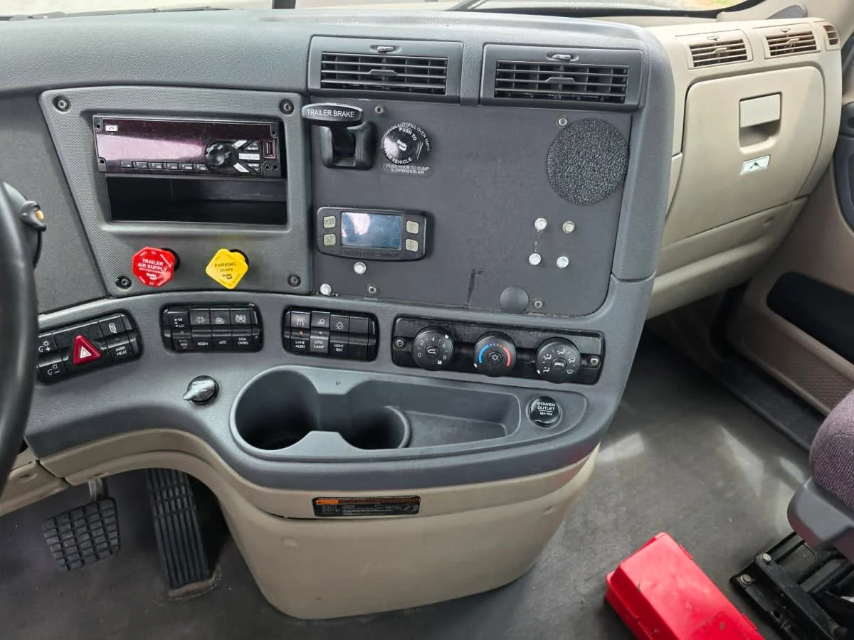 2019 Freightliner Cascadia in Bensalem, PA — photo 11