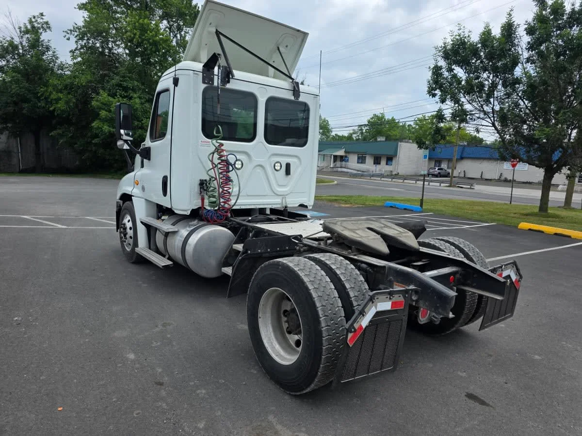 2019 Freightliner Cascadia in Bensalem, PA — photo 6