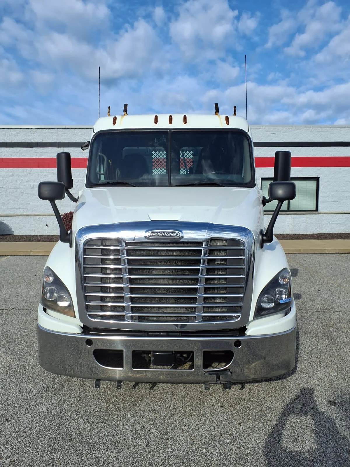 2019 Freightliner Cascadia - image 2