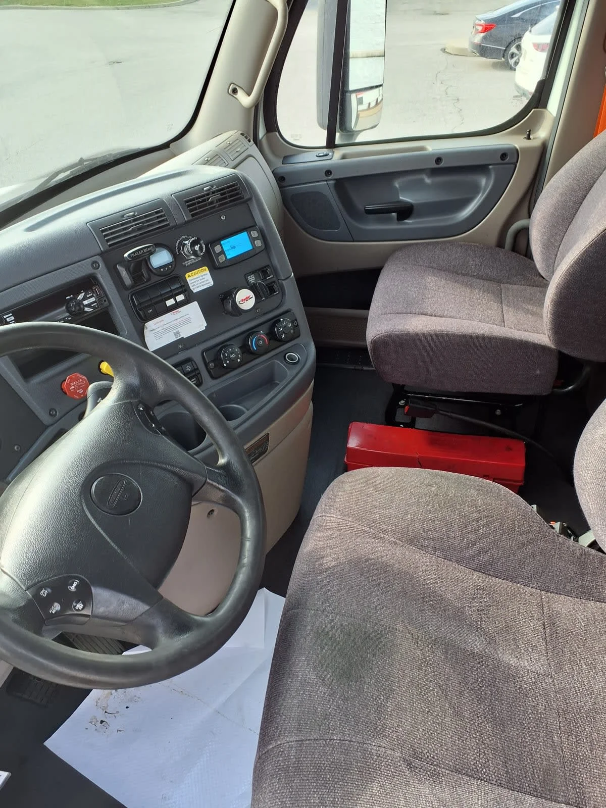 2019 Freightliner Cascadia - image 7