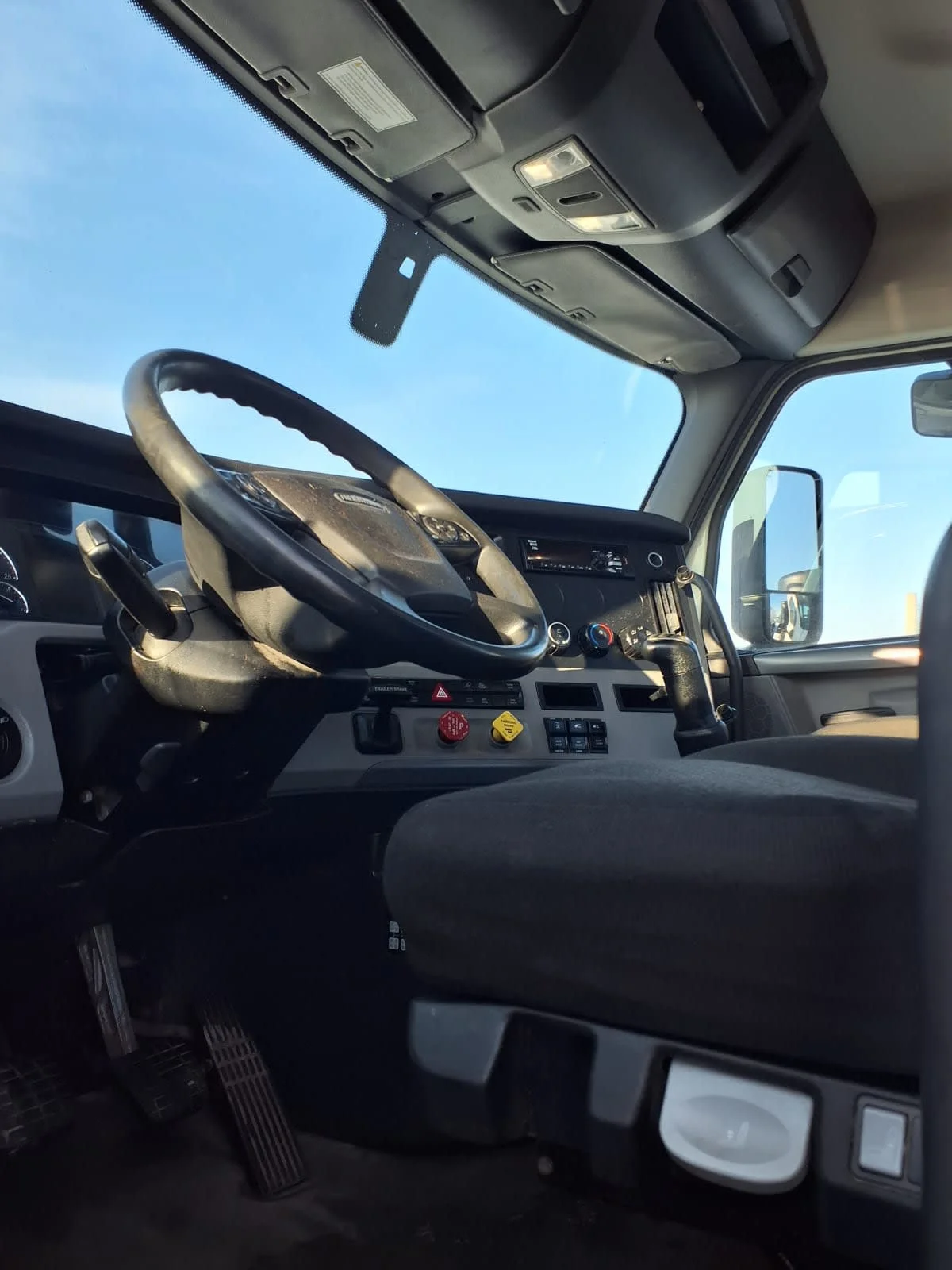 2021 Freightliner Cascadia - image 7