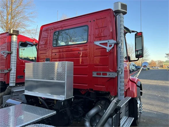 2025 Volvo VHD 300 in Gainesville, VA — photo 4