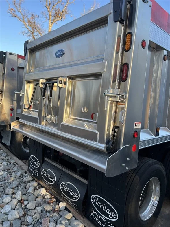 2025 Volvo VHD 300 in Gainesville, VA — photo 5