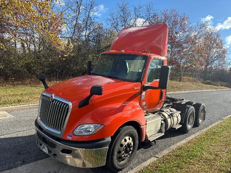 2021 International LT - image 3