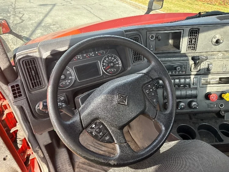 2021 International LT - image 10