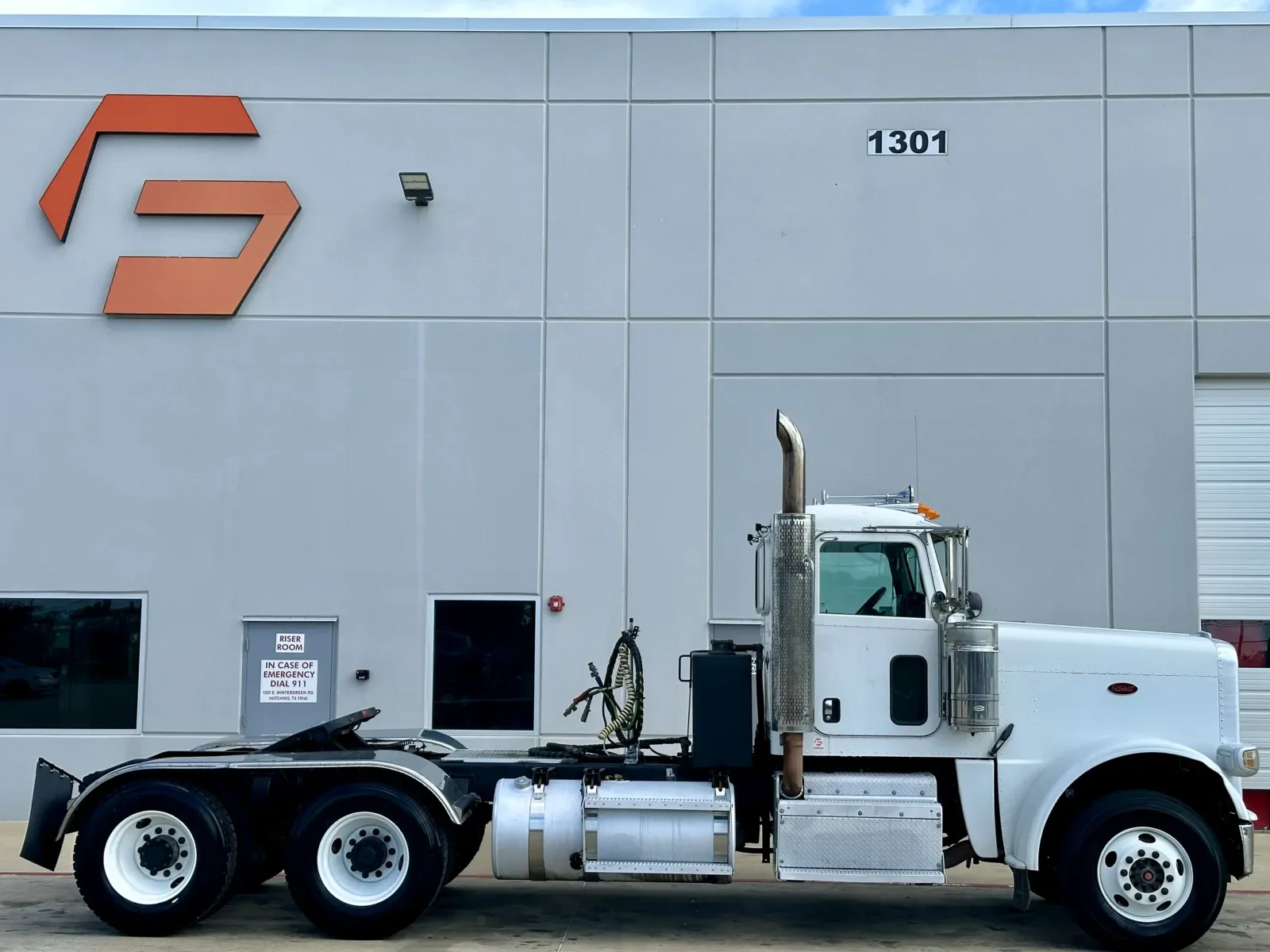 2013 Peterbilt 388 in Hutchins, TX — photo 3