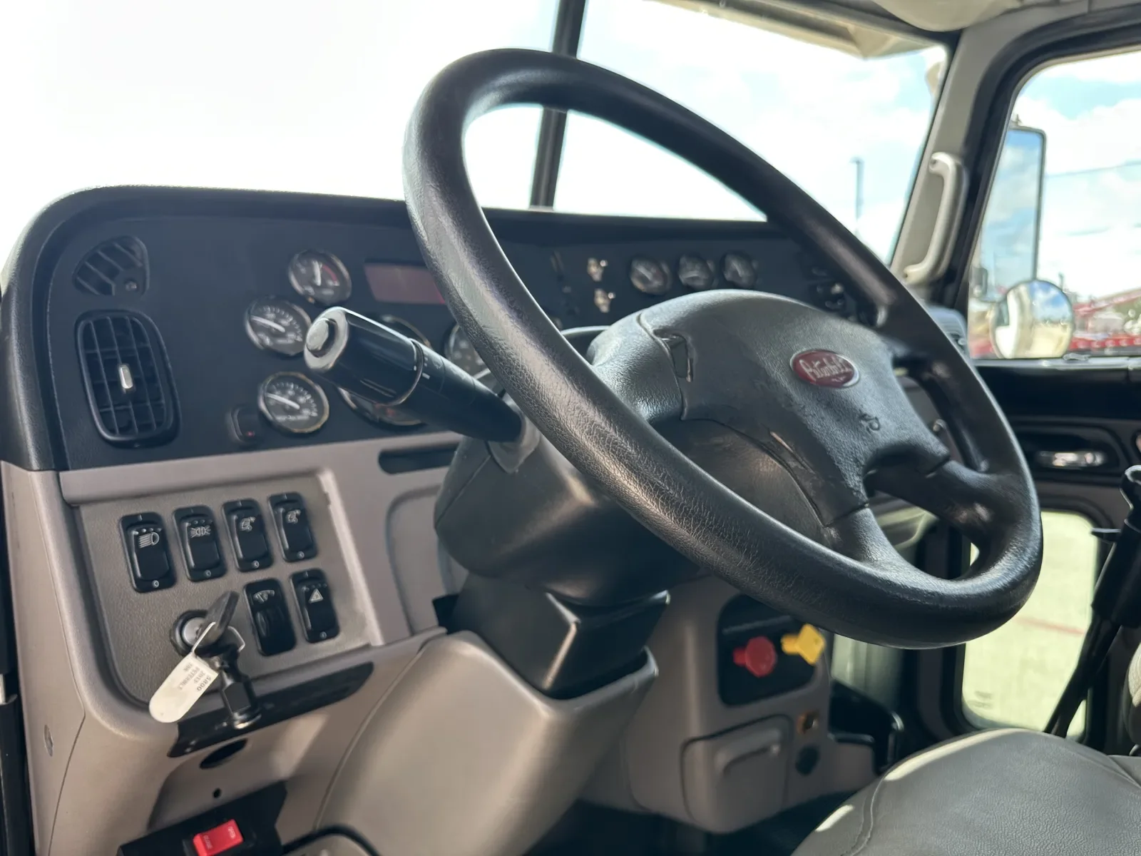 2013 Peterbilt 388 in Hutchins, TX — photo 15