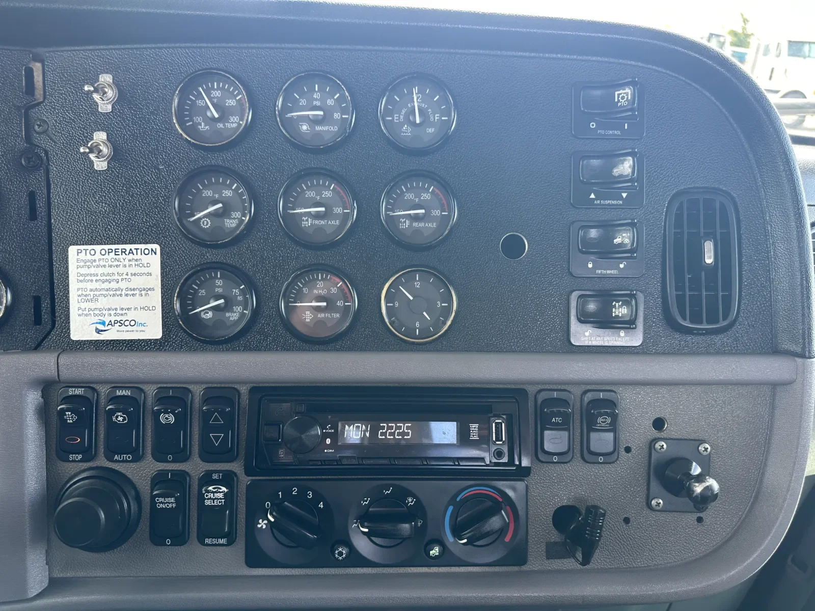 2013 Peterbilt 388 in Hutchins, TX — photo 19