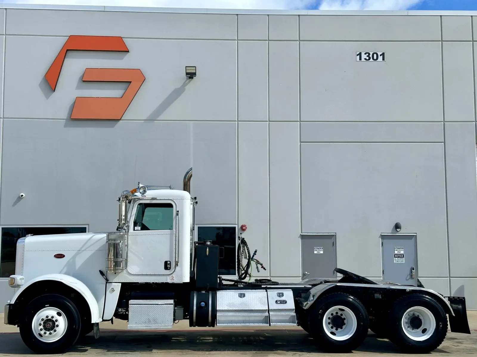 2013 Peterbilt 388 in Hutchins, TX — photo 4