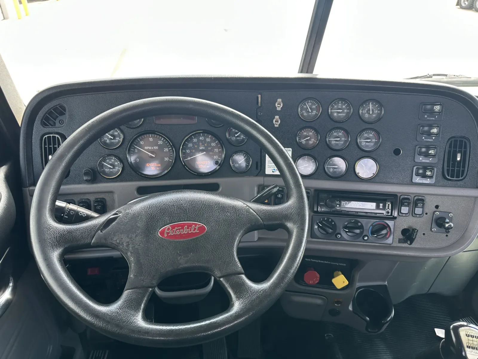 2013 Peterbilt 388 in Hutchins, TX — photo 16