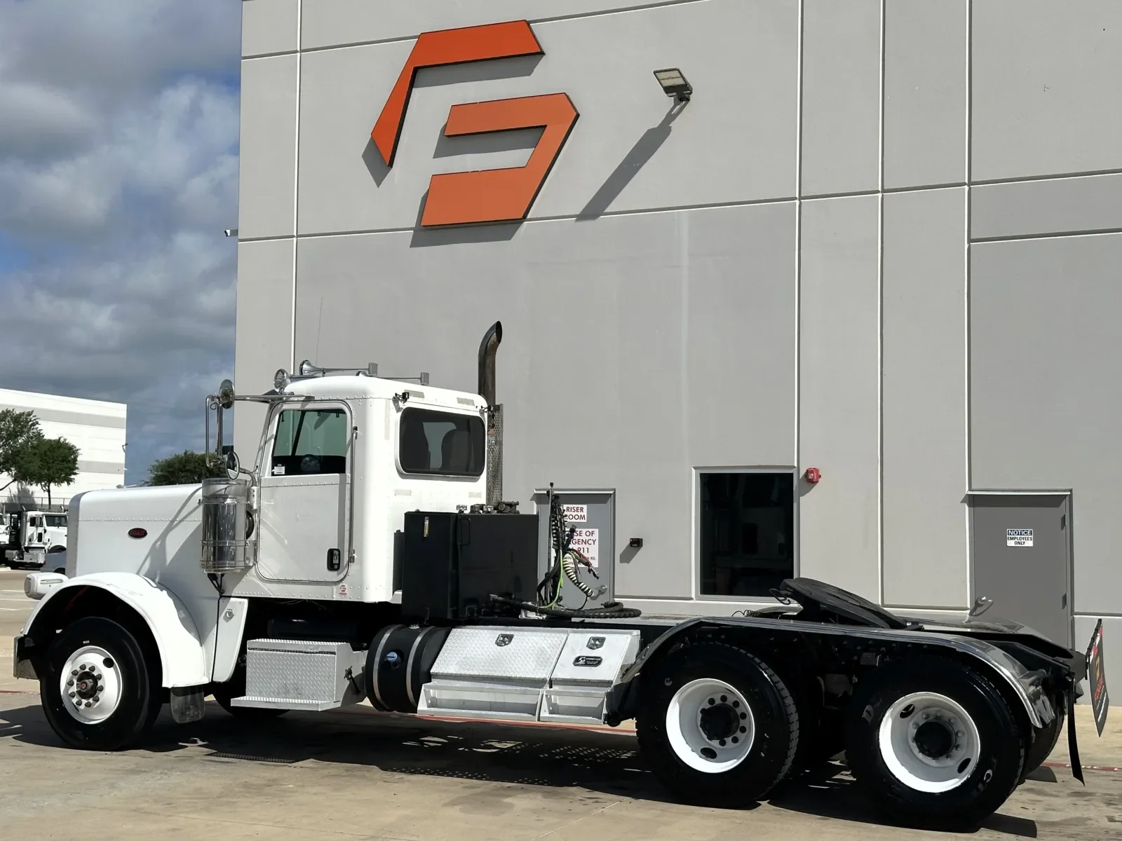 2013 Peterbilt 388 in Hutchins, TX — photo 6