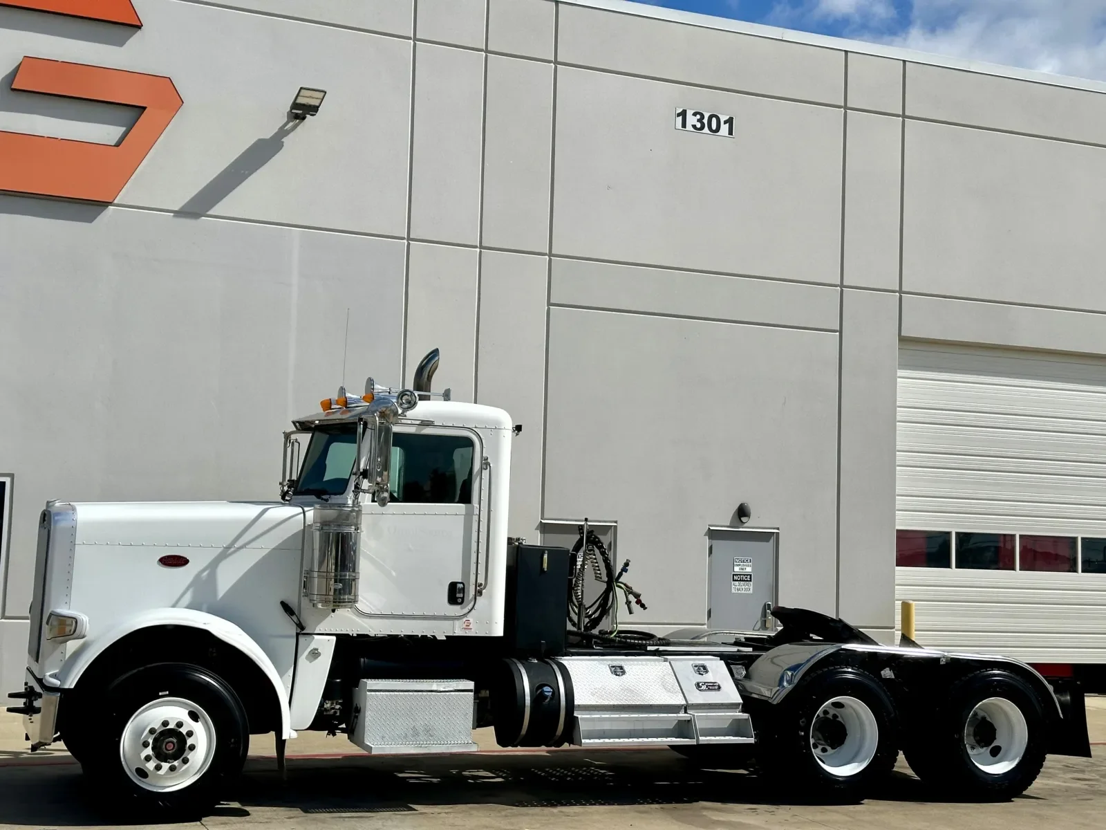 2013 Peterbilt 388 in Hutchins, TX — photo 2