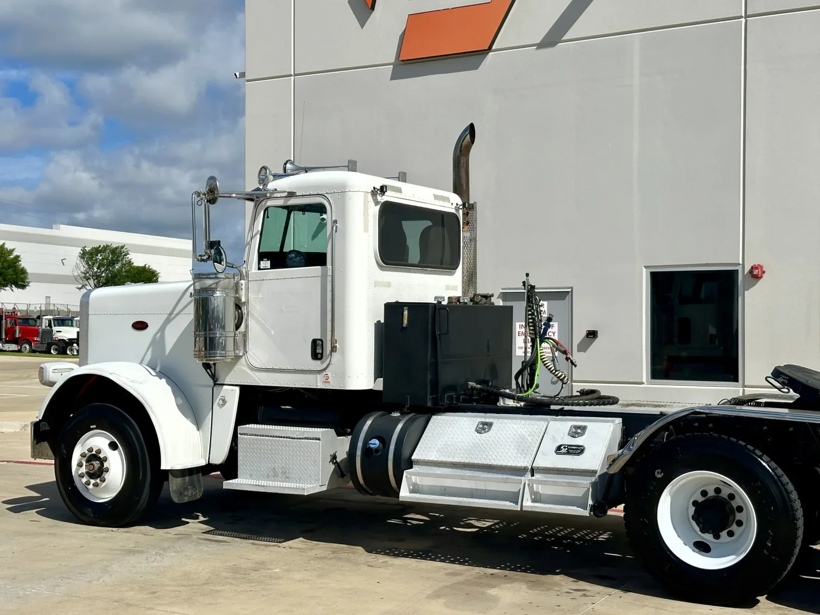 2013 Peterbilt 388 in Hutchins, TX — photo 8