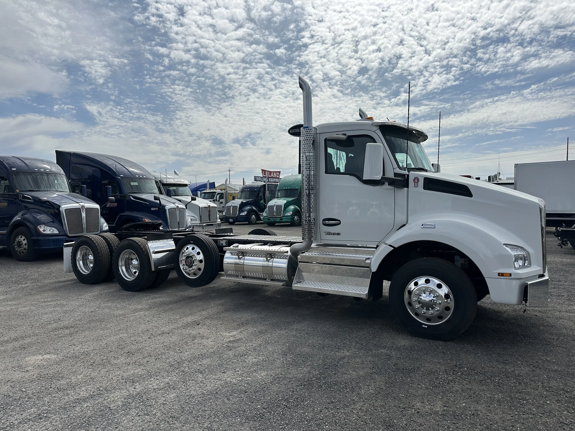 2025 Kenworth T880 - image 2