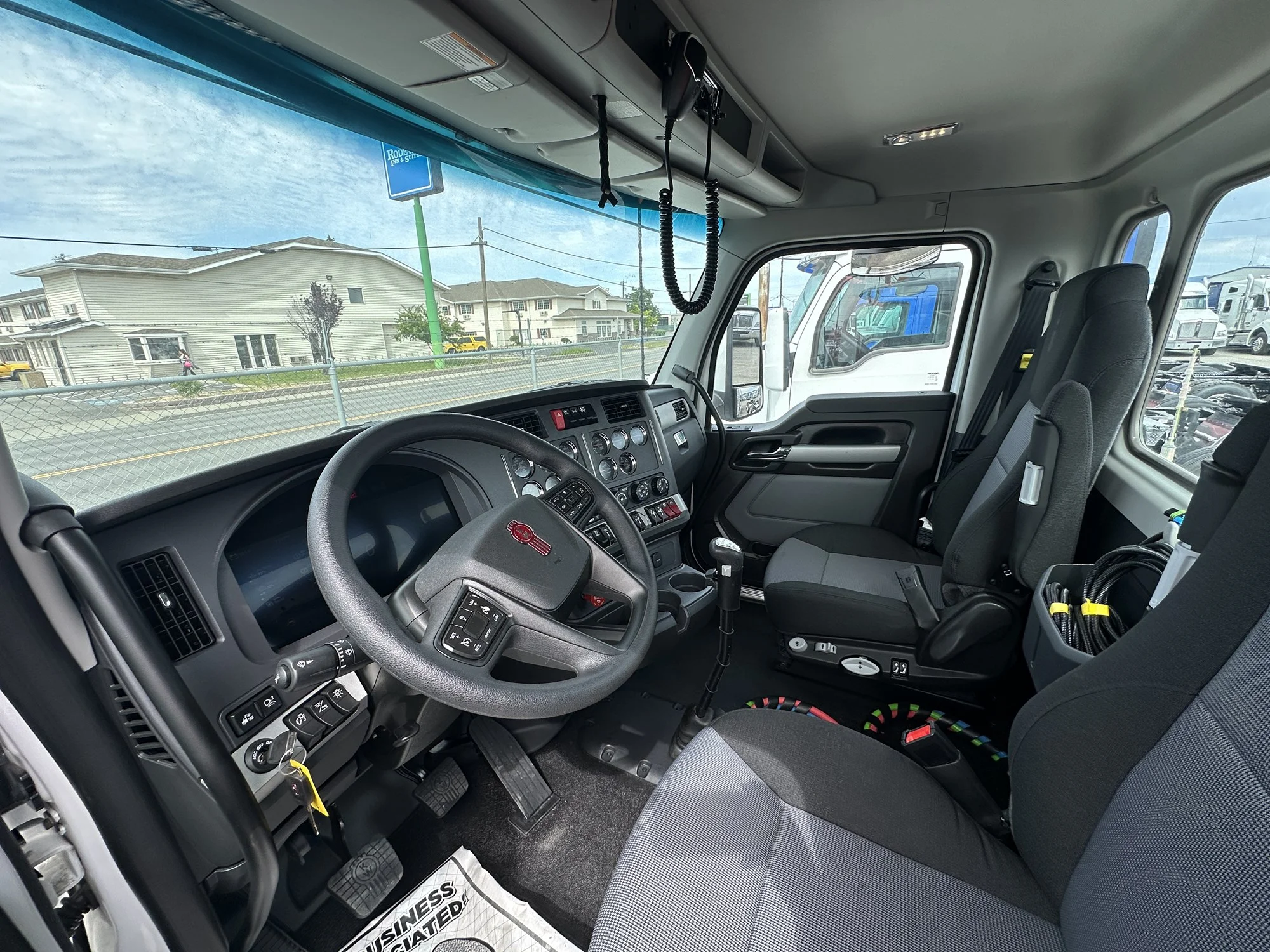 2025 Kenworth T880 - image 4