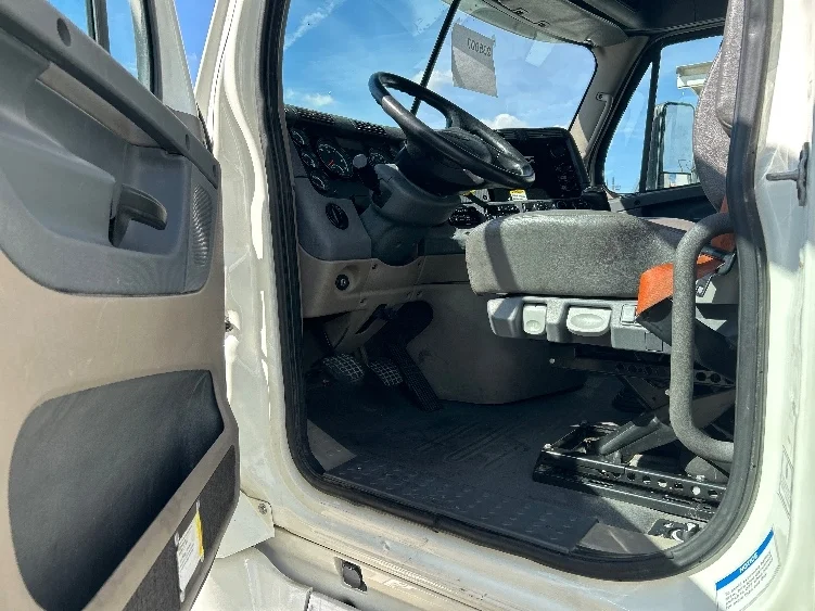 2019 Freightliner Cascadia in Houston, TX — photo 8