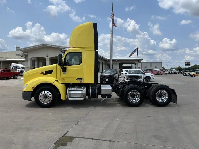 2021 Peterbilt 579 in Houston, TX — photo 3