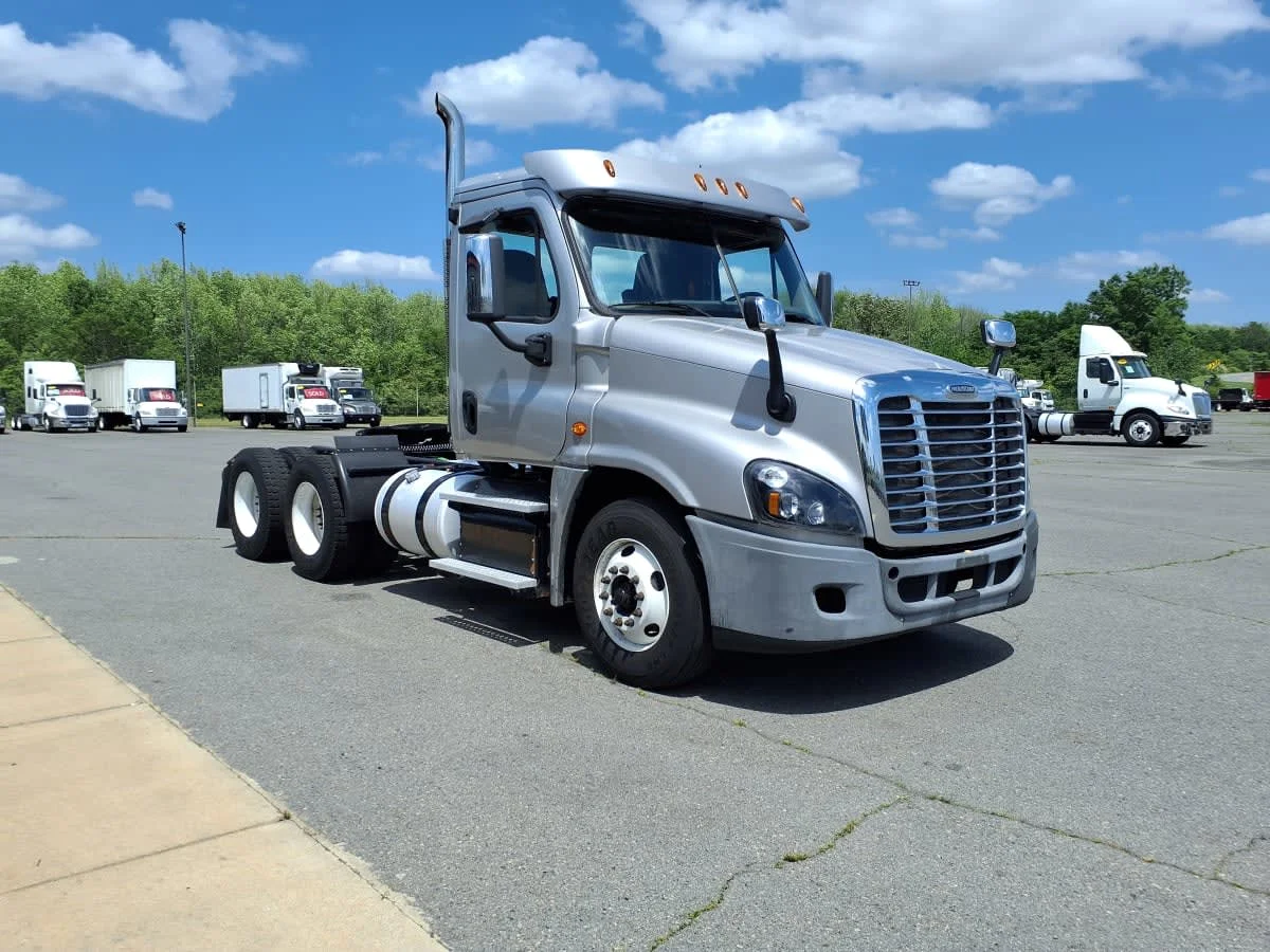 2018 Freightliner Cascadia - image 3