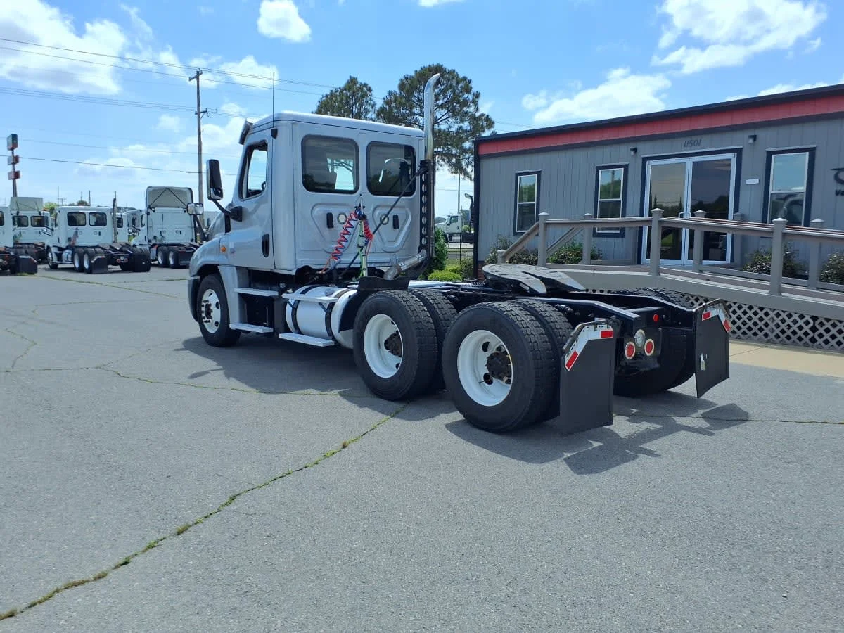 2018 Freightliner Cascadia - image 6