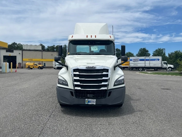2019 Freightliner Cascadia in Prince George, VA — photo 2