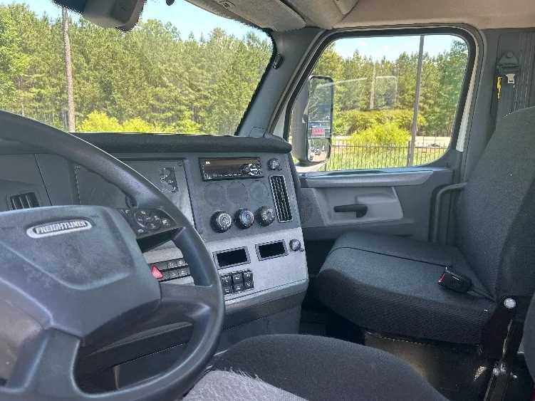 2019 Freightliner Cascadia in Prince George, VA — photo 10