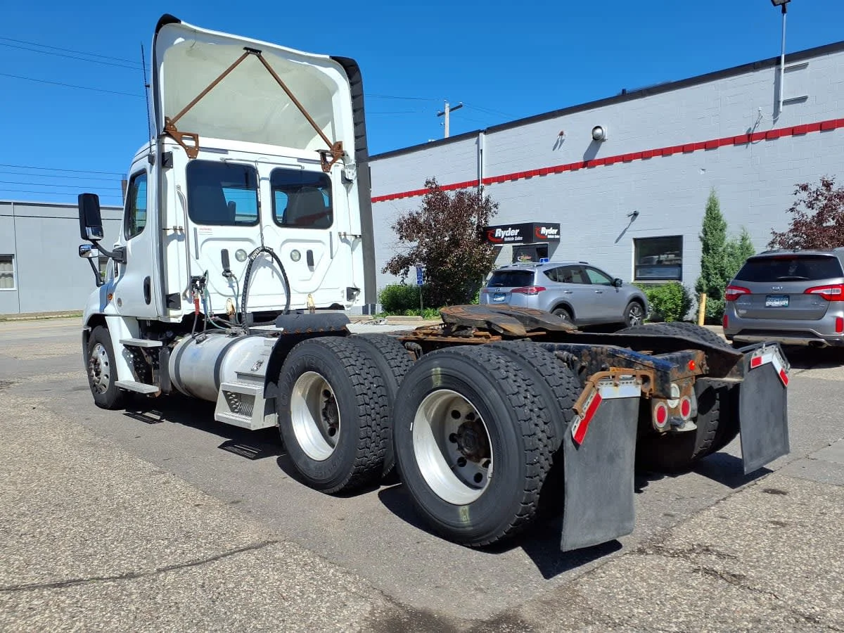 2018 Freightliner Cascadia in Minneapolis, MN — photo 6