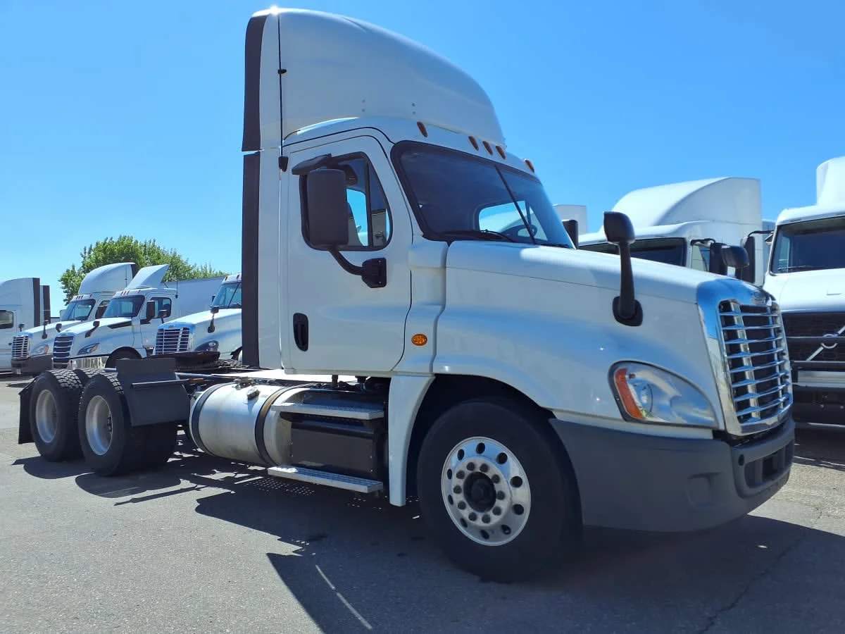 2018 Freightliner Cascadia in Minneapolis, MN — photo 3