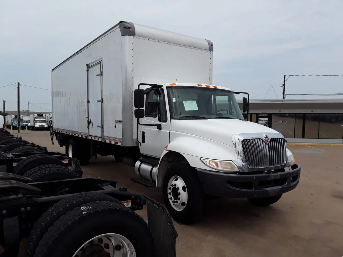 2017 International 4300 - image 3