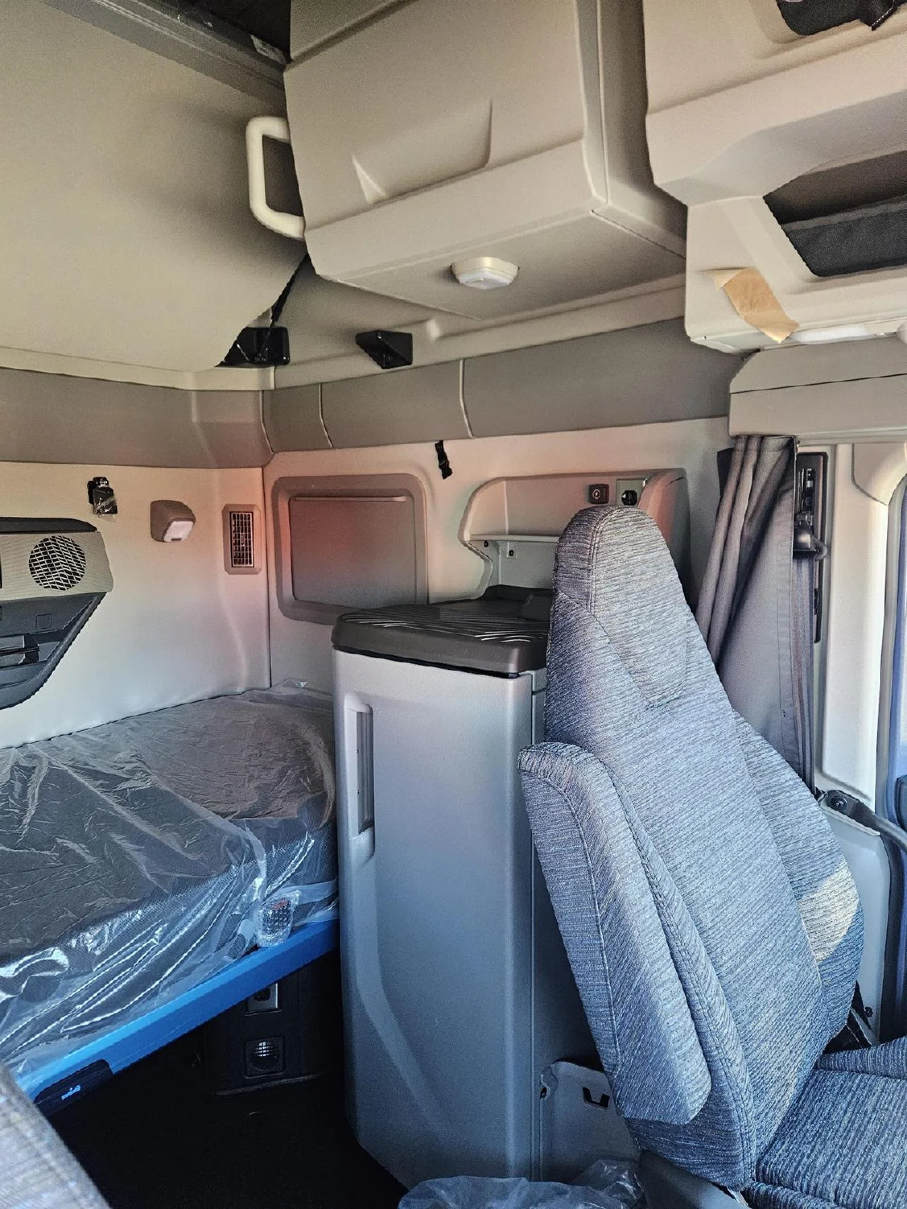 2026 Volvo VNL 860 in Somerset, PA — photo 8