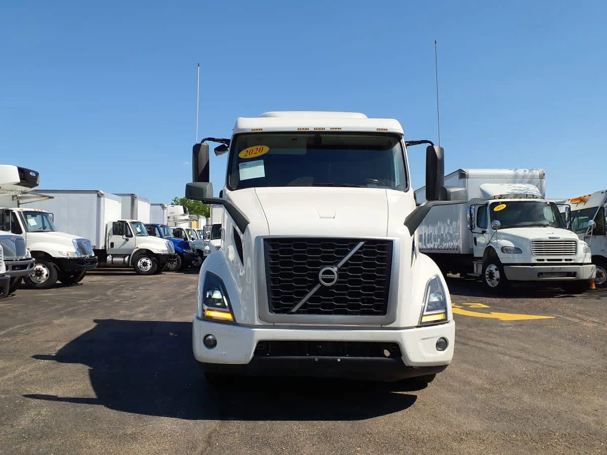 2020 Volvo VNR 640 in Bolingbrook, IL — photo 2