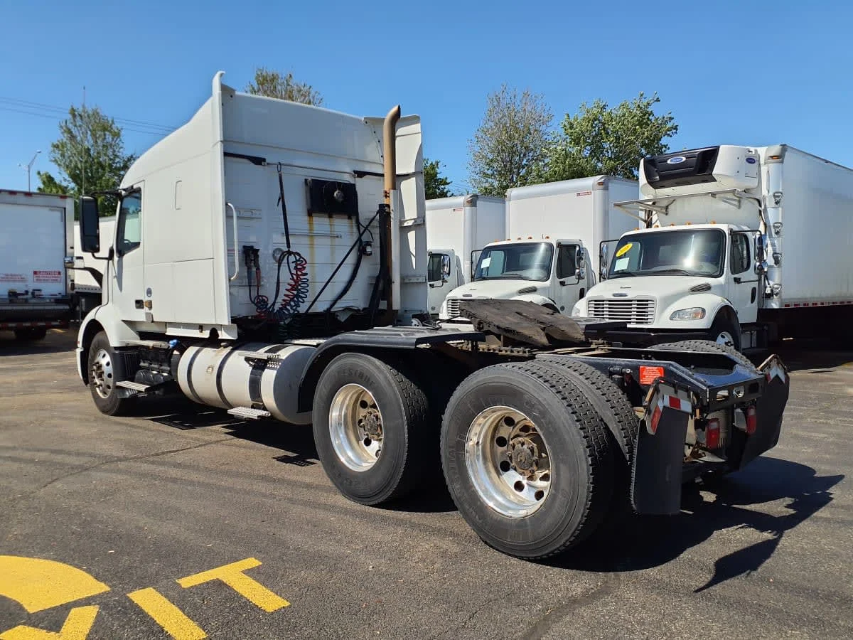 2020 Volvo VNR 640 in Bolingbrook, IL — photo 6