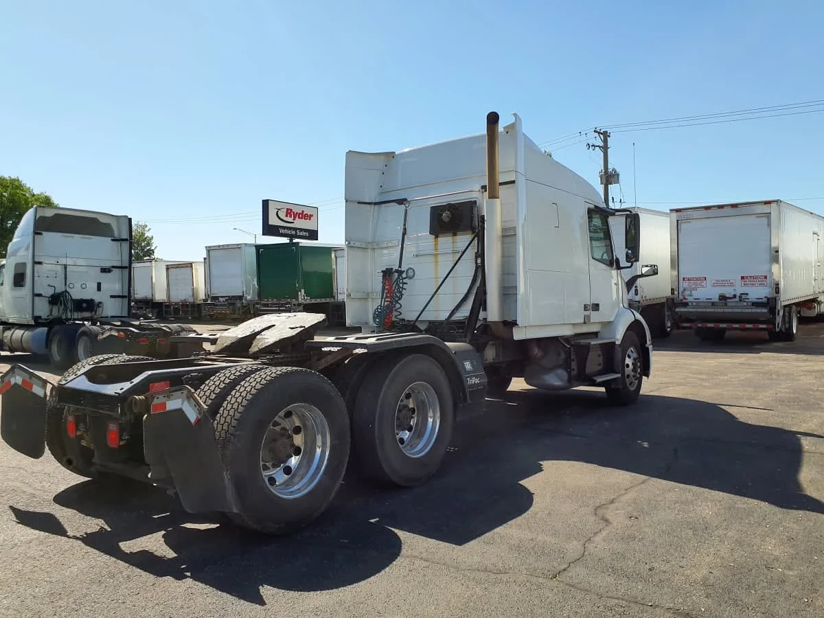 2020 Volvo VNR 640 in Bolingbrook, IL — photo 4