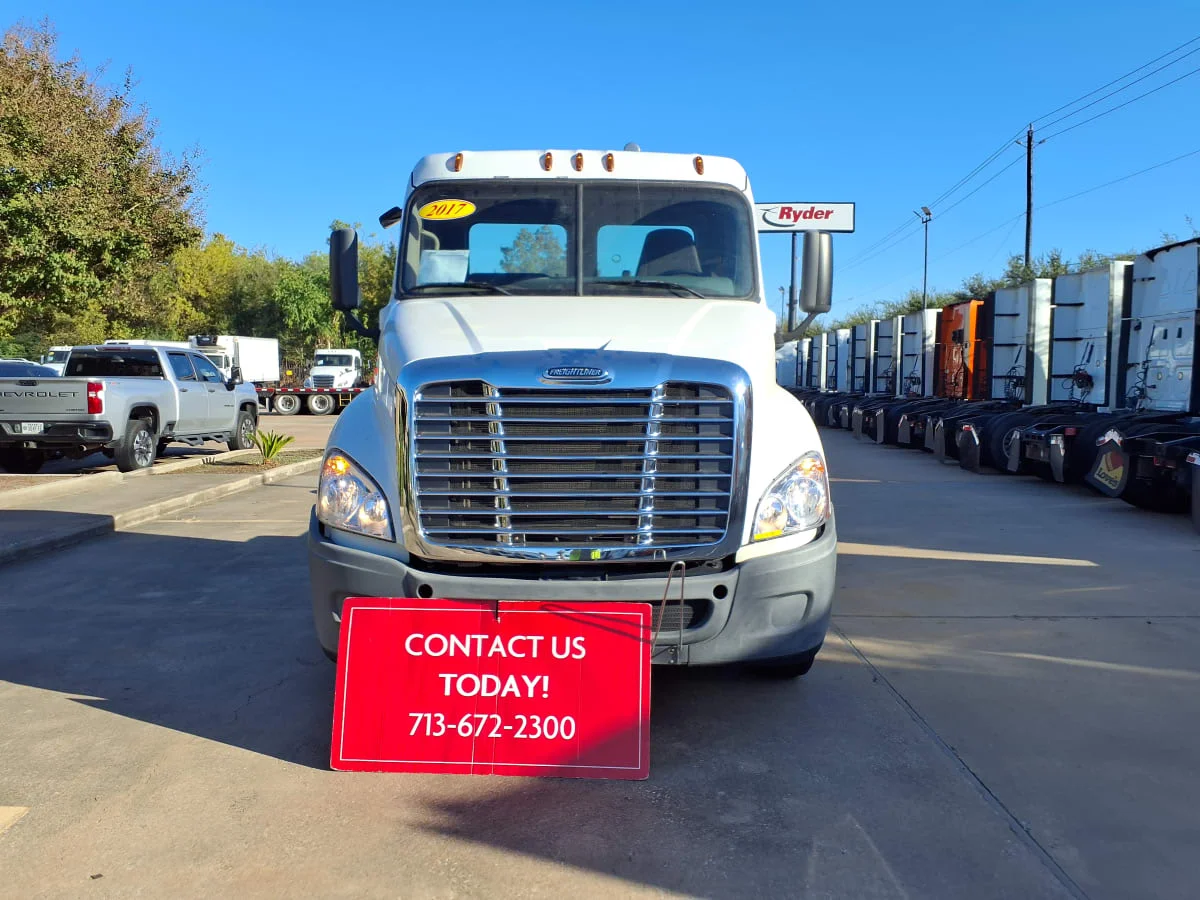 2017 Freightliner Cascadia in Houston, TX — photo 2
