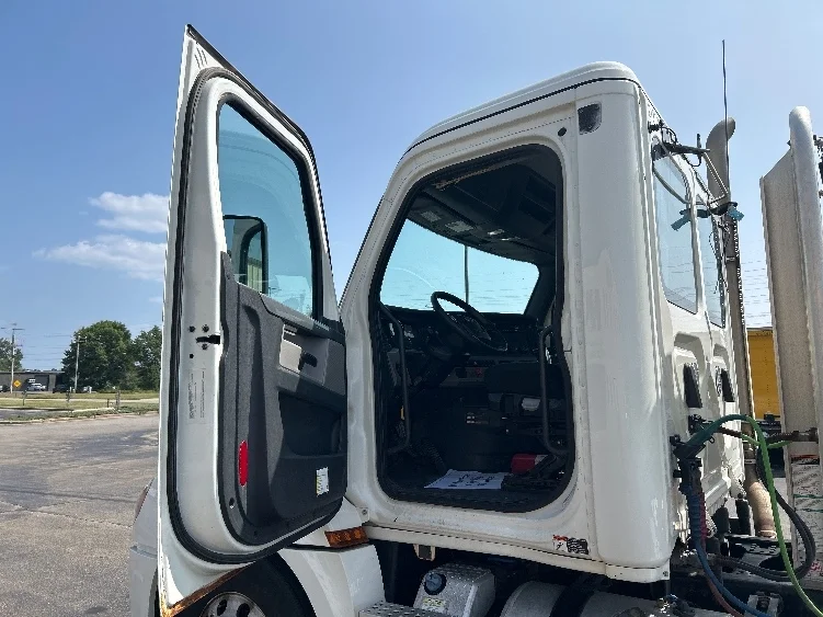 2019 Freightliner Cascadia in Rothschild, WI — photo 9