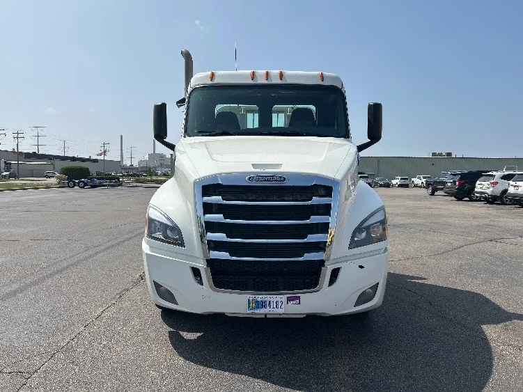 2019 Freightliner Cascadia in Rothschild, WI — photo 2