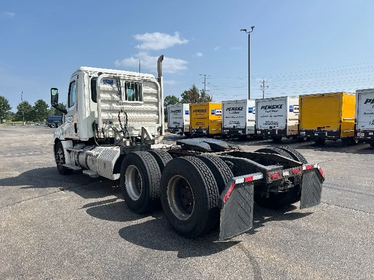 2019 Freightliner Cascadia in Rothschild, WI — photo 5