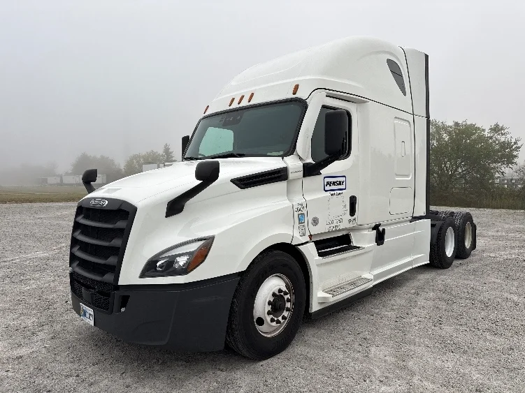 2022 Freightliner Cascadia - image 3
