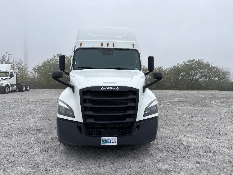 2022 Freightliner Cascadia - image 2