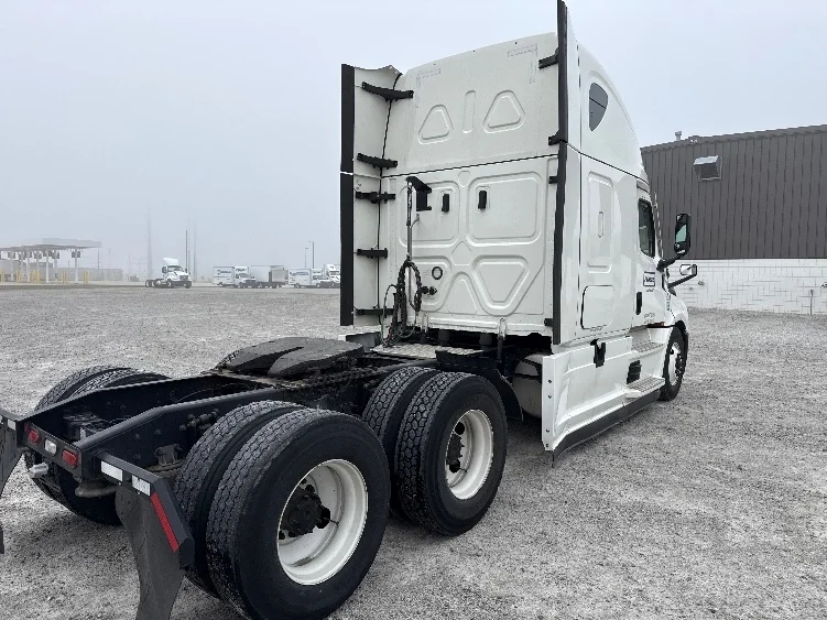 2022 Freightliner Cascadia - image 7