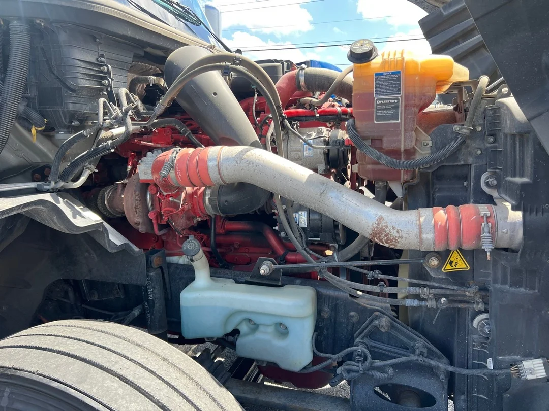 2022 International LT - image 13