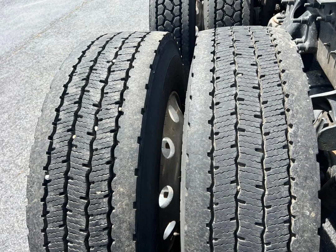 2022 International LT - image 8