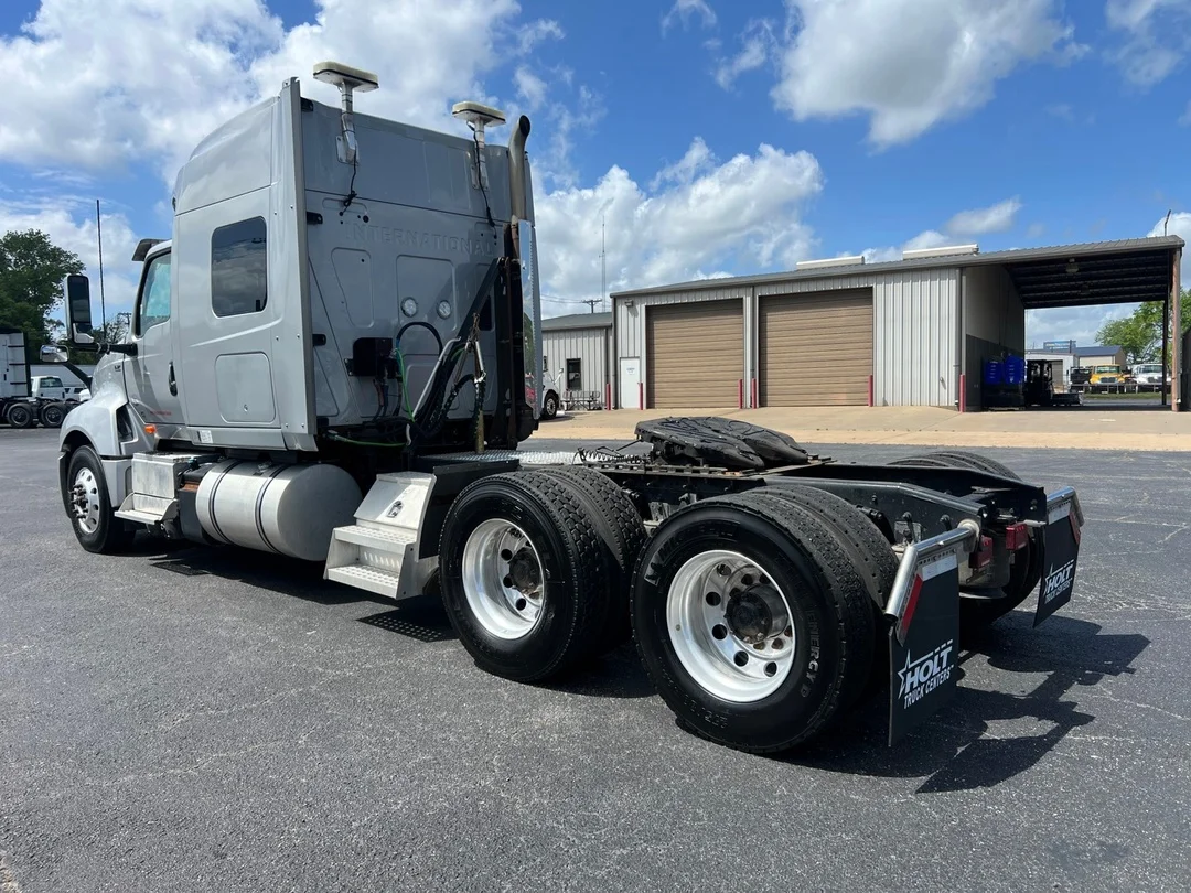 2022 International LT - image 5