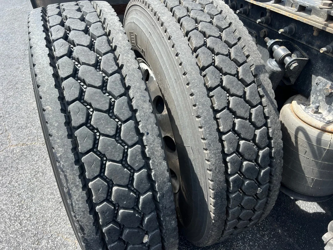 2022 International LT - image 9