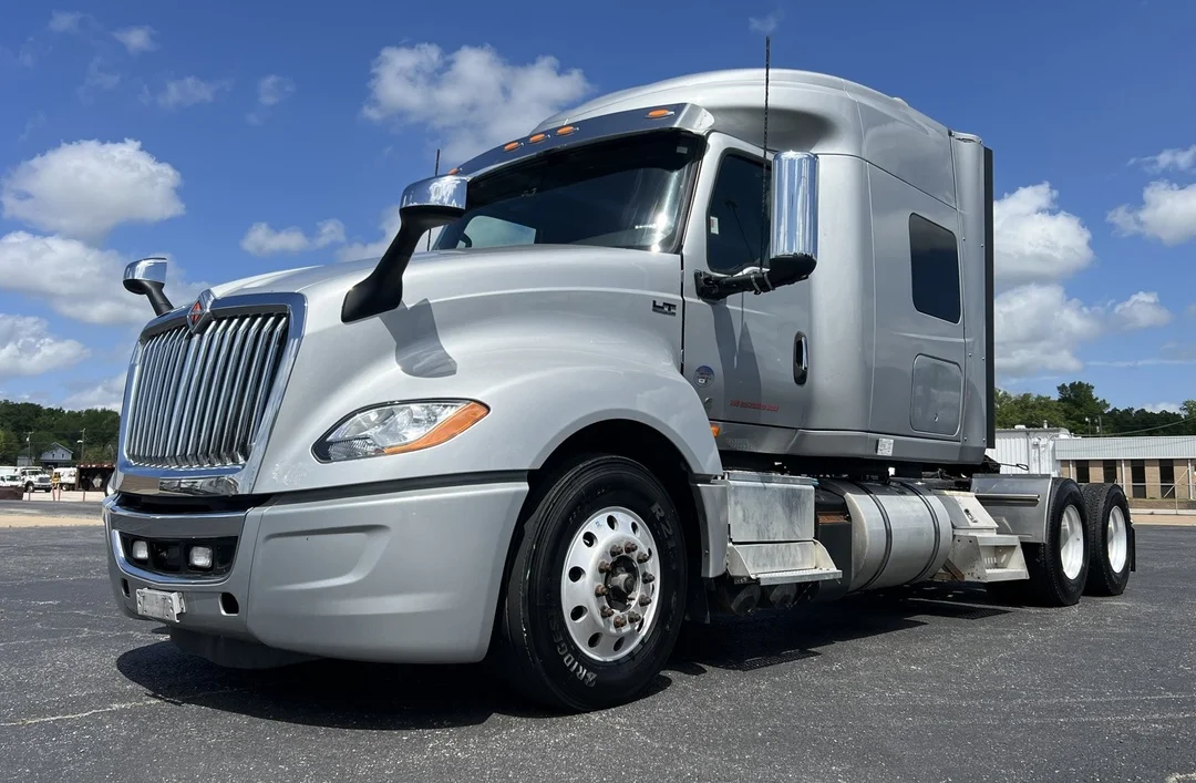 2022 International LT - image 2